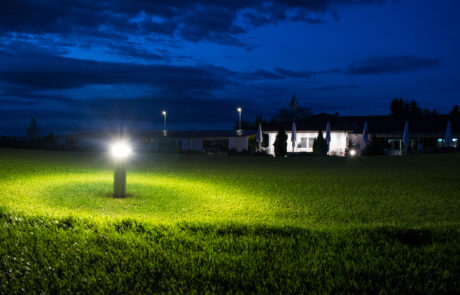 Vole Lights auf einem Golfgrün bei Nacht