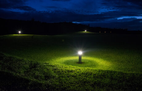 Vole Lights auf einem Golfgrün bei Nacht